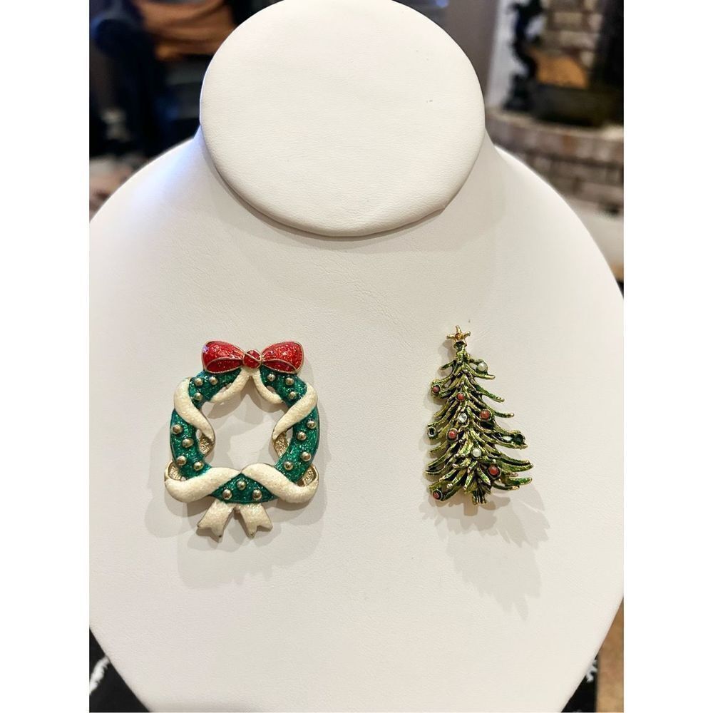 Christmas holiday brooches - tree and wreath set of 2 brooches